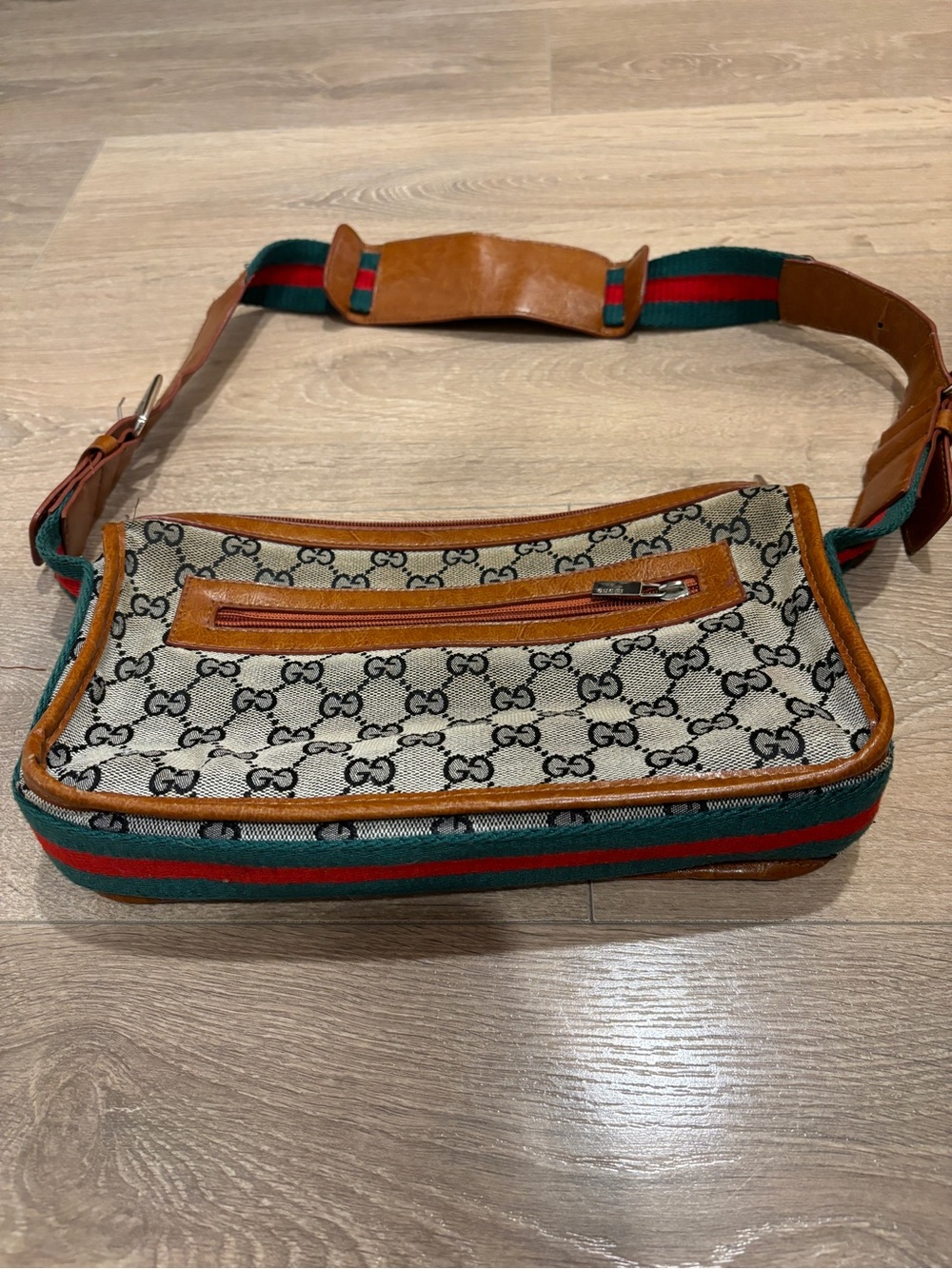 Gucci- style purse in good condition